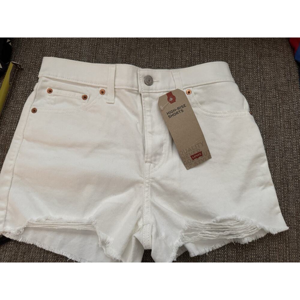 Levi’s NWT High Rise White Shorts / Fitted At Through Hip Size 28
